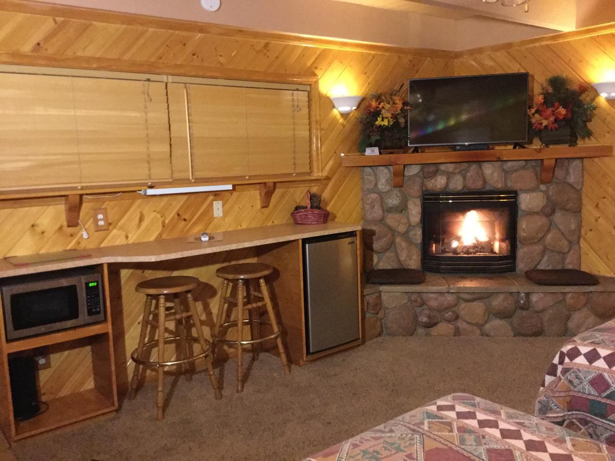Giant Oaks Lodge Running Springs Екстериор снимка