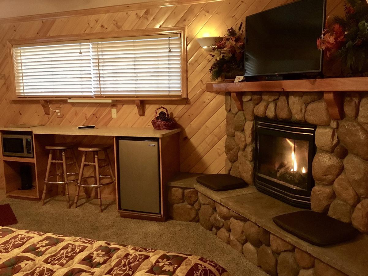 Giant Oaks Lodge Running Springs Екстериор снимка